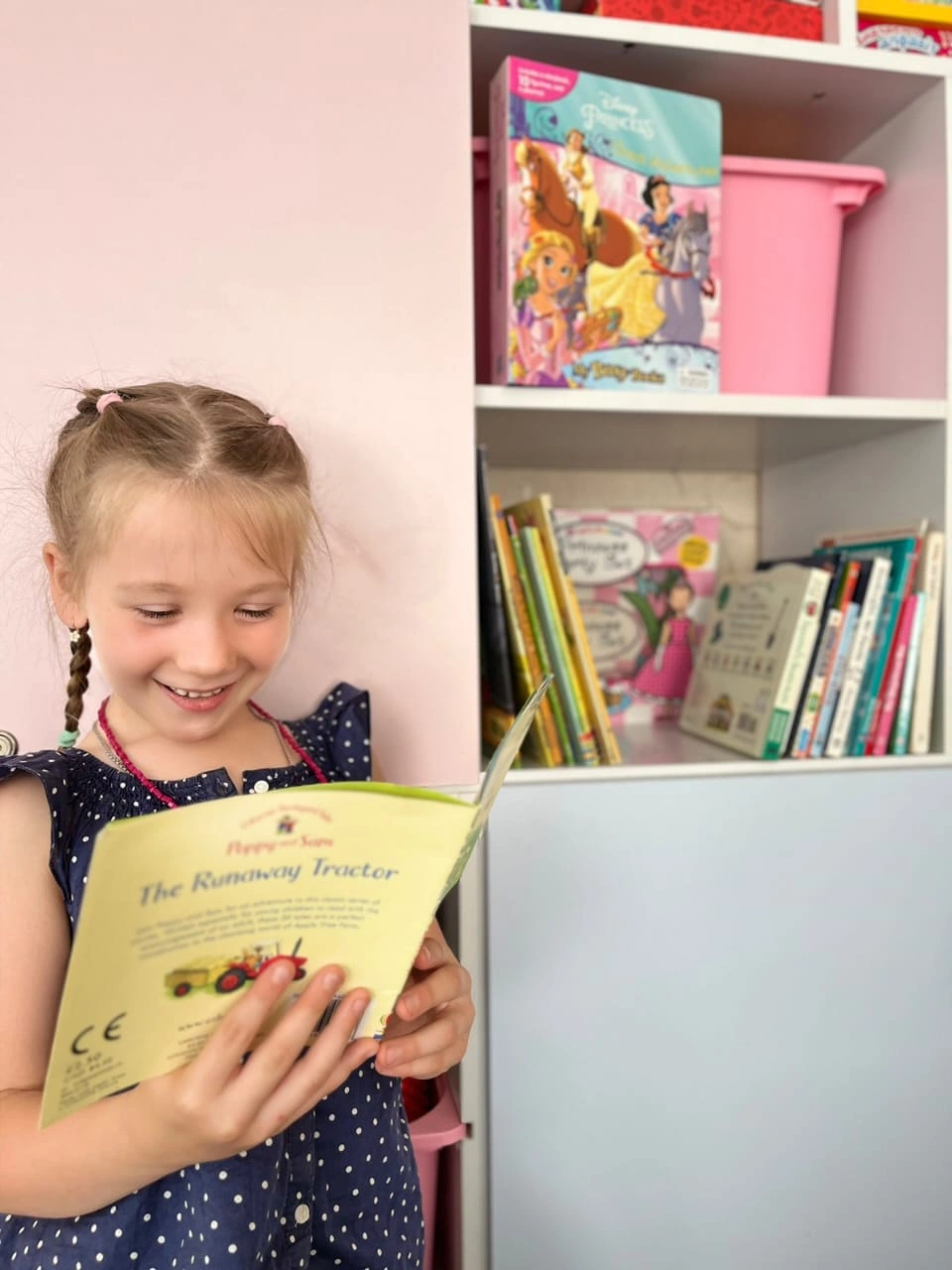 Kid reading an English book